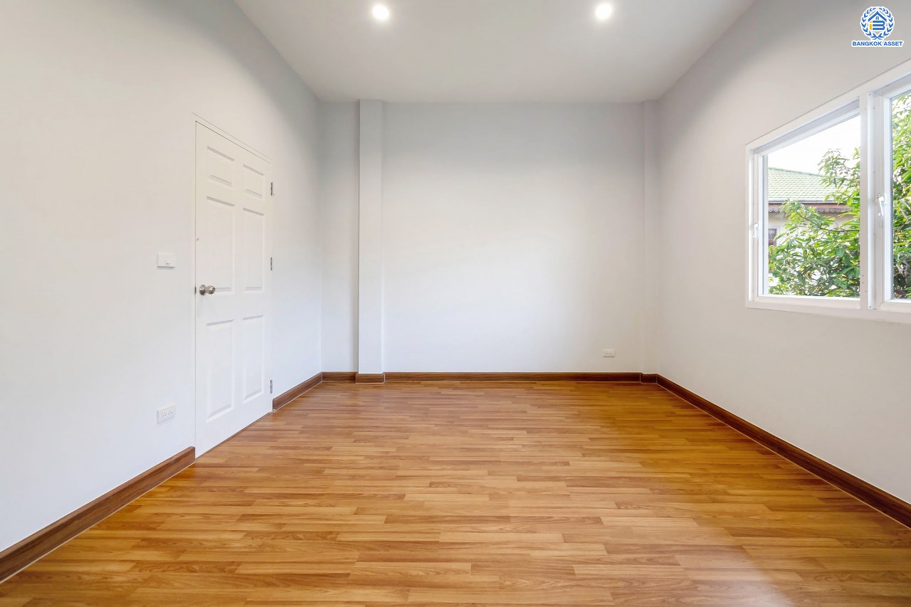 บ้านมือสองตกแต่งใหม่ โครงการ รัชชา2 บางใหญ่ เนื้อที่ 60 ตร.ว. ฟังก์ชัน 3 ห้องนอน 3 ห้องน้ำ 1 ห้องอเนกประสงค์ จอดรถได้ 2 คัน บนทำเลใกล้ถนนใหญ่เพียง 100 เมตร เชื่อมต่อถ.กาญจนาภิเษก ใกล้เซ็นทรัลเวสต์เกต ทางด่วน "ศรีรัช" และรถไฟฟ้าสายสีม่วง "สถานีสามแยกบางใหญ่"